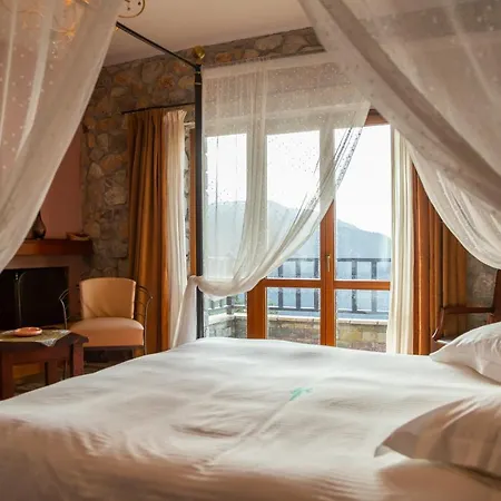 Hotel Karyatis 3*