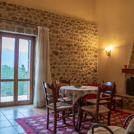 Hotel Karyatis 3*